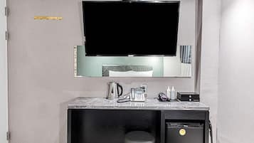 Dundyner, minibar (inkludert), skrivebord og blendingsgardiner