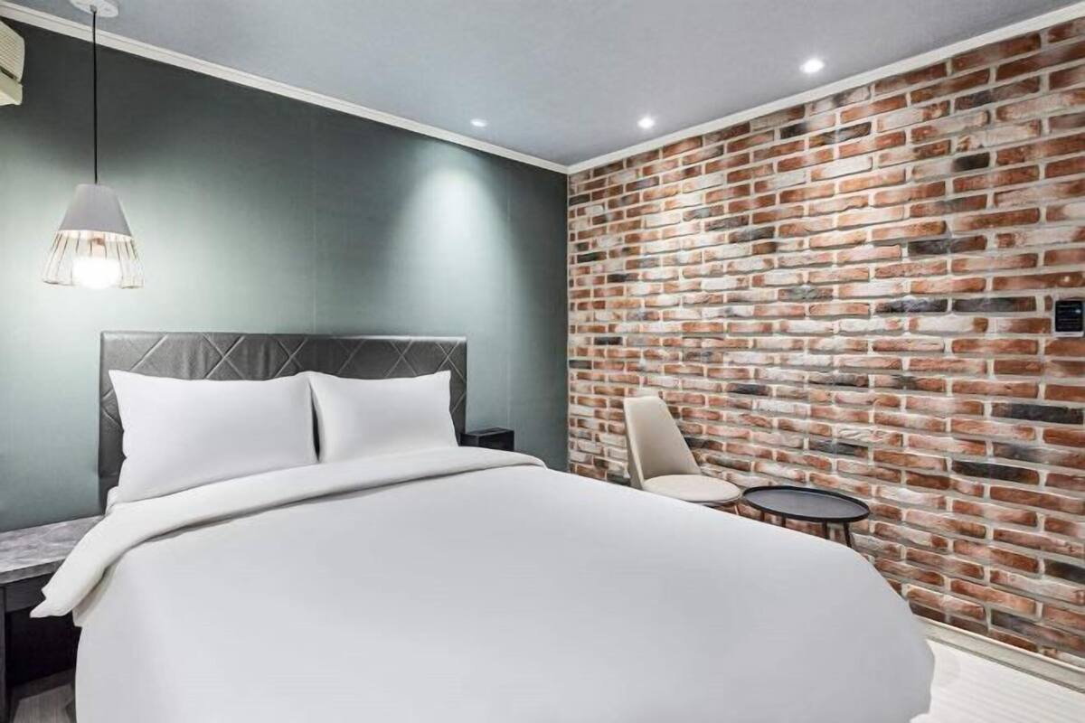 Down duvets, free minibar, desk, blackout curtains