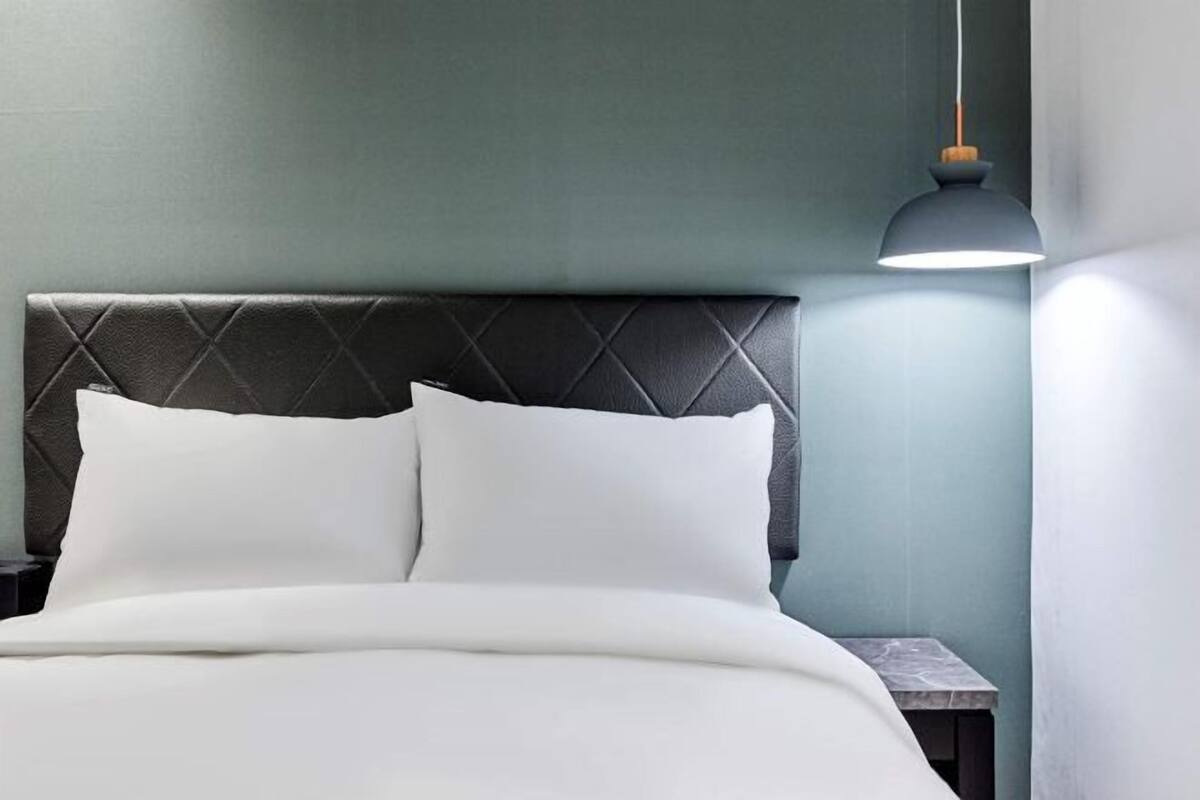 Down duvets, free minibar, desk, blackout curtains