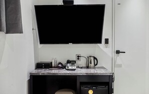 Kamar Twin Standar | Selimut bulu angsa, minibar gratis, meja kerja, dan tirai kedap cahaya
