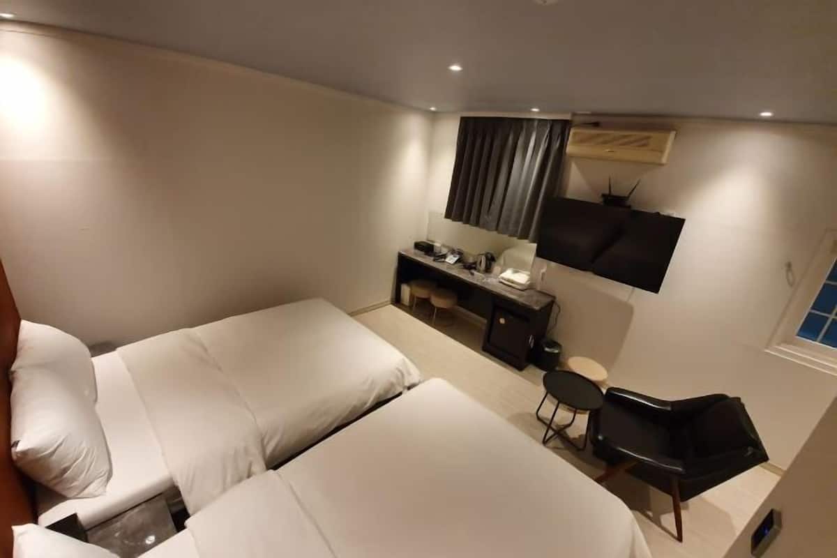 Down duvets, free minibar, desk, blackout curtains