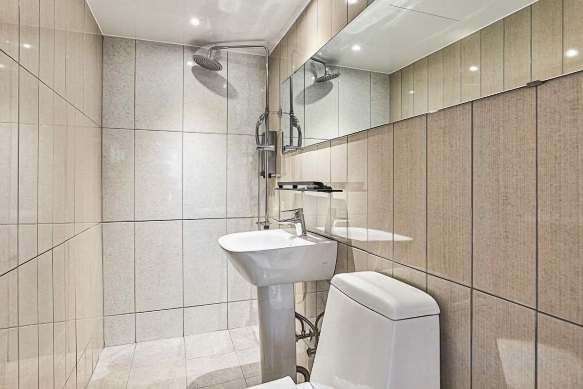 Baño | Ducha, artículos de higiene personal gratuitos y secador de pelo