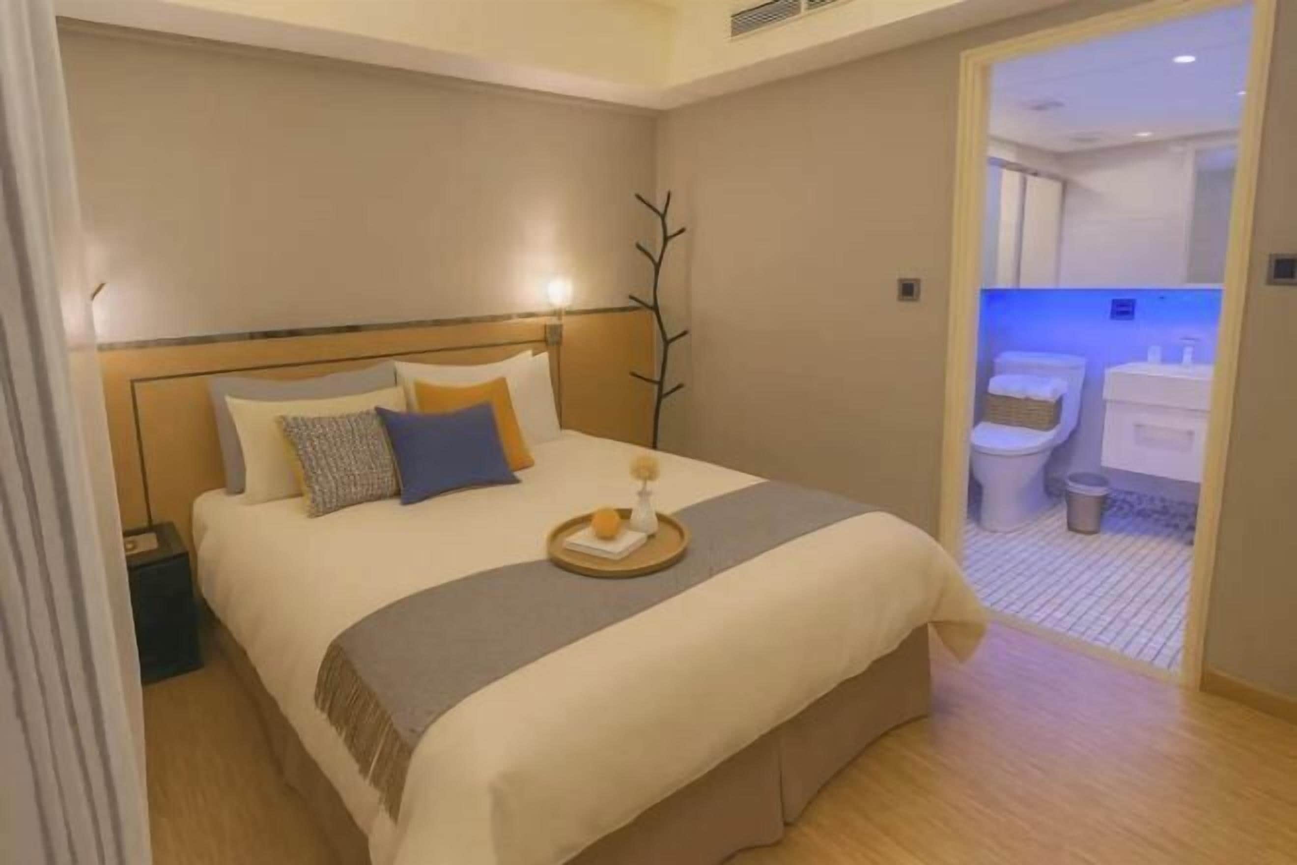 Minibar, blackout drapes, soundproofing, free WiFi