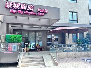 Vista frontal de la propiedad