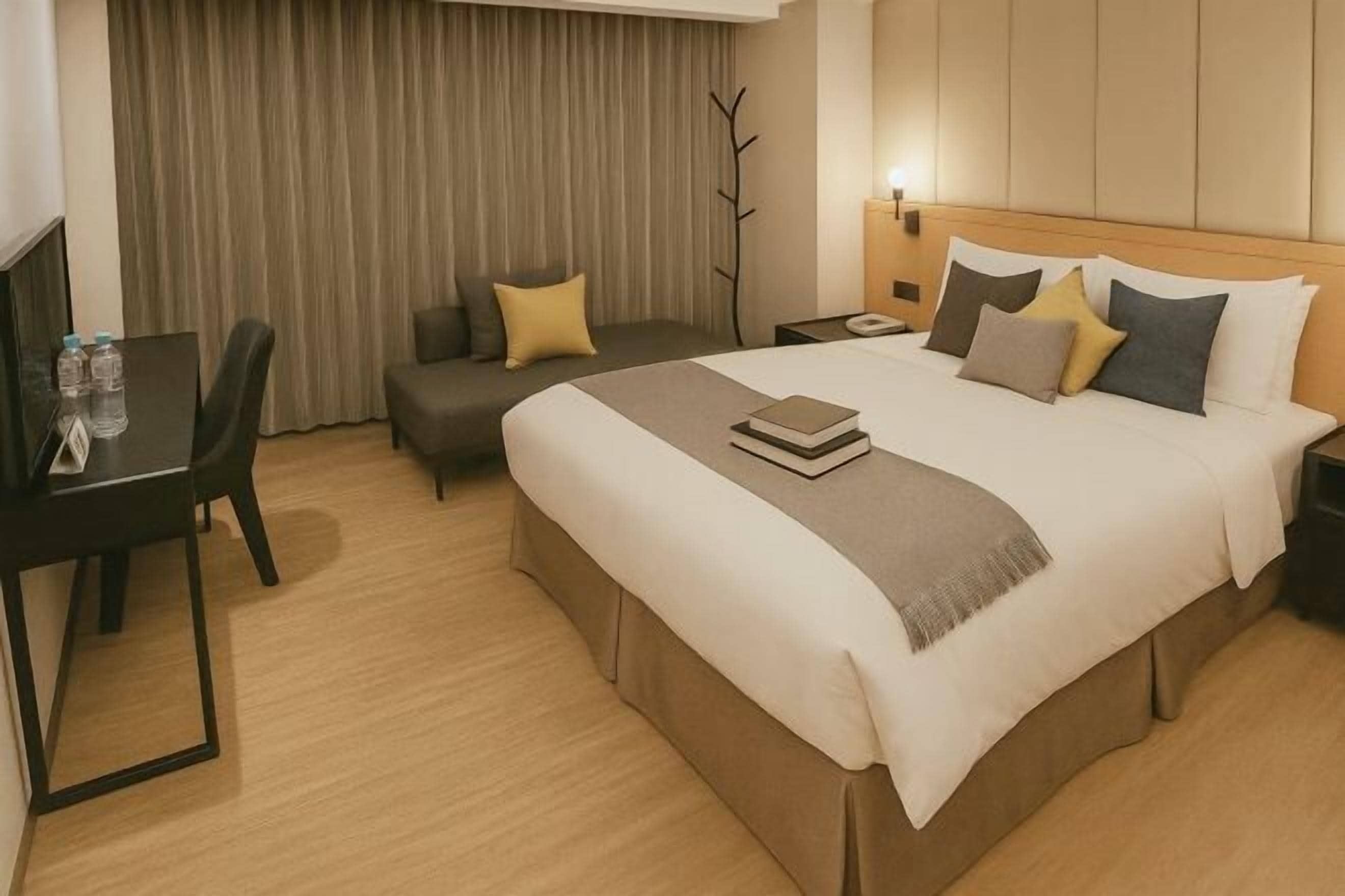 Minibar, blackout drapes, soundproofing, free WiFi