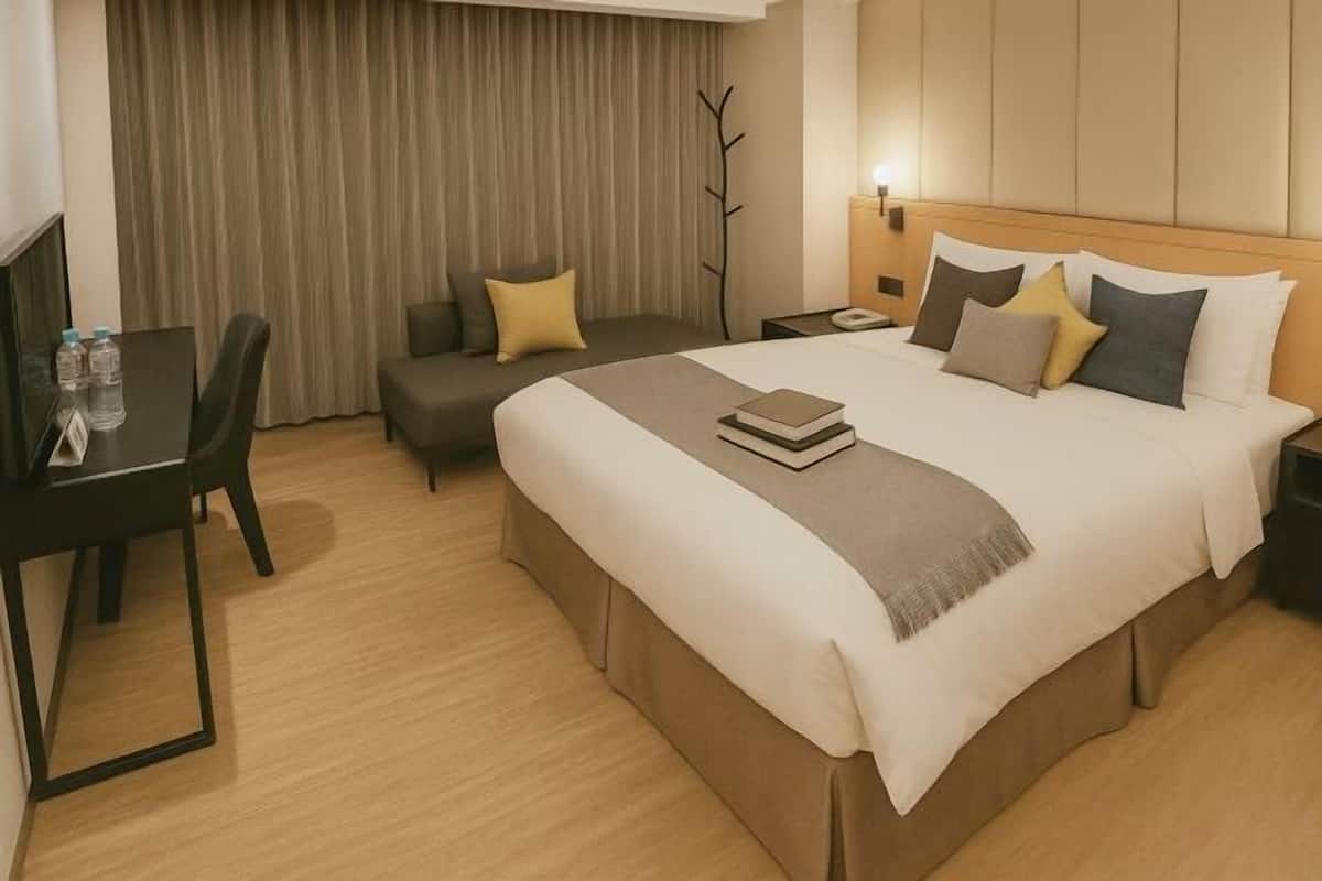 Minibar, blackout curtains, soundproofing, free WiFi