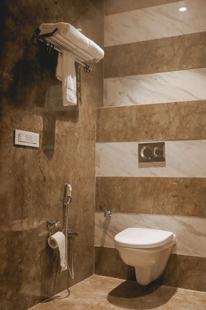 Executive-Zimmer | Badezimmer | Dusche, Regendusche, Handtücher