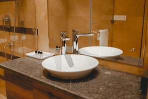 Deluxe Room | Bathroom sink