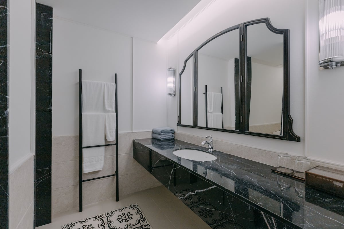 shower, rainfall showerhead, free toiletries, hair dryer