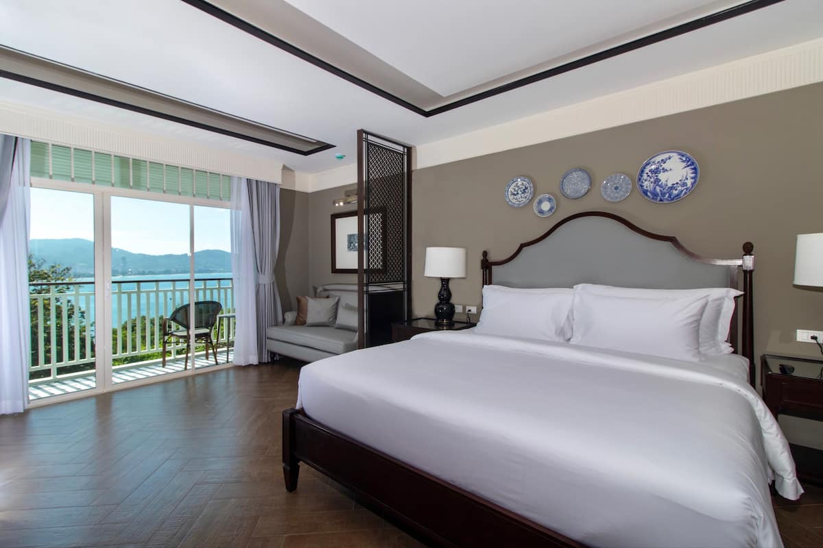 deluxe room with sea view | 1 bedroom, in-room safe, individually decorated, desk