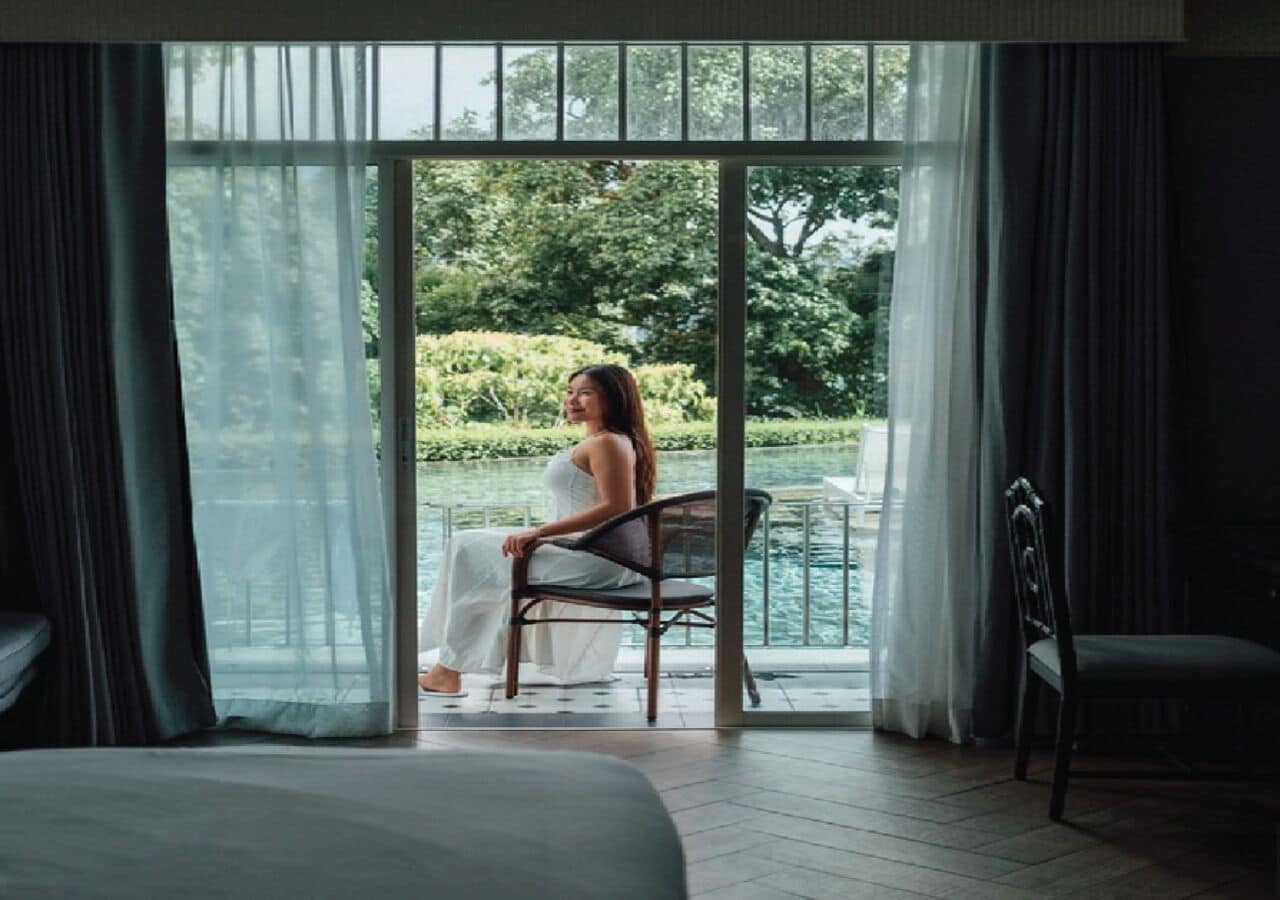 Kamar Deluks, akses ke kolam renang | Brankas, didekorasi berbeda-beda, dan meja kerja