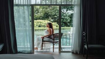 Kamar Deluks, akses ke kolam renang | Brankas, didekorasi berbeda-beda, dan meja kerja