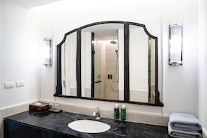 Shower, rainfall showerhead, free toiletries, hair dryer - Marina Gallery Resort-KACHA-Kalim Bay by Sugar Marina Boutique Hotels (Patong)