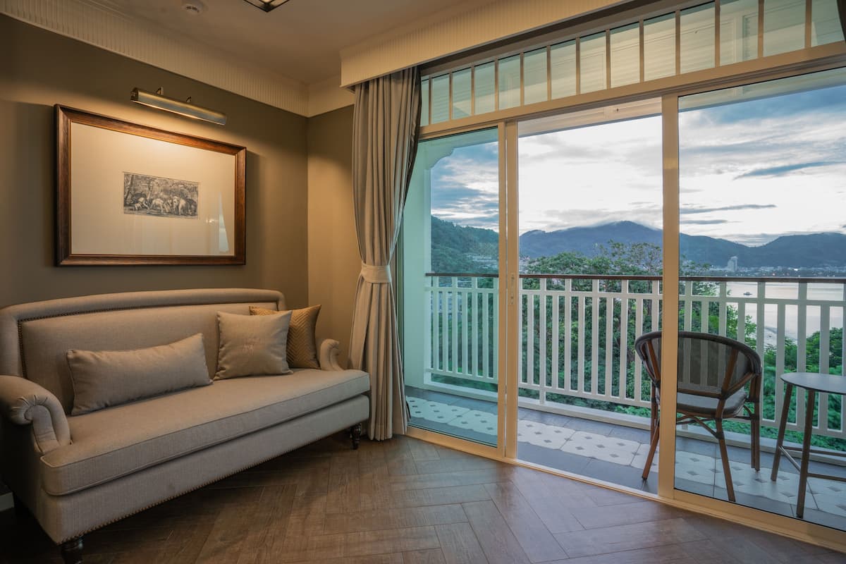 deluxe room with sea view | 1 bedroom, in-room safe, individually decorated, desk