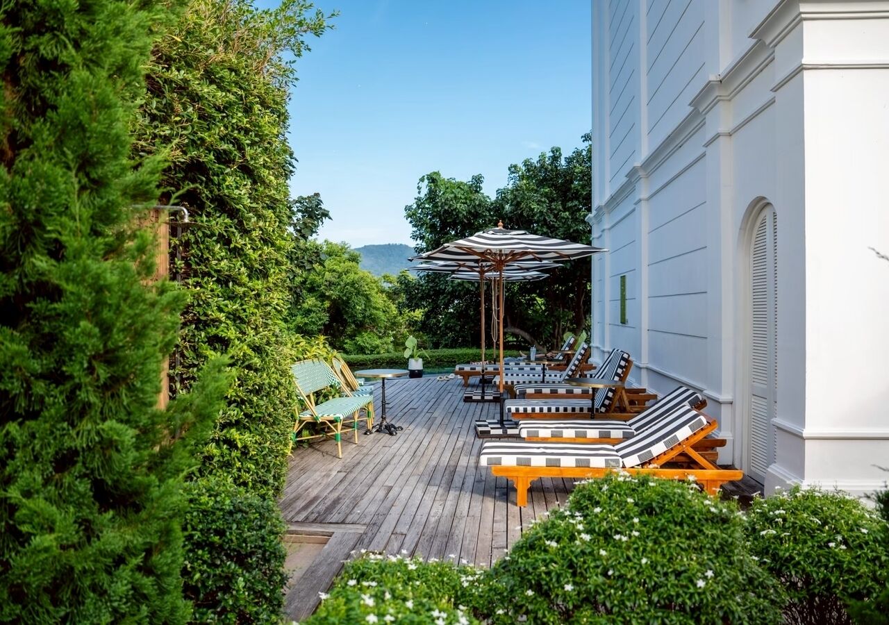 Kolam renang outdoor, dengan kursi berjemur