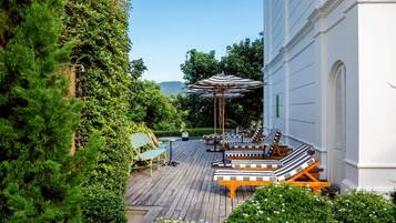 Kolam renang outdoor, dengan kursi berjemur