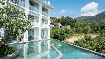 Piscine extérieure, chaises longues