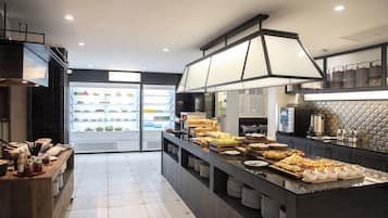 Daily cooked-to-order breakfast (THB 400 per person)