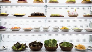Una exhibición de comida con diversas frutas, verduras y platos preparados.