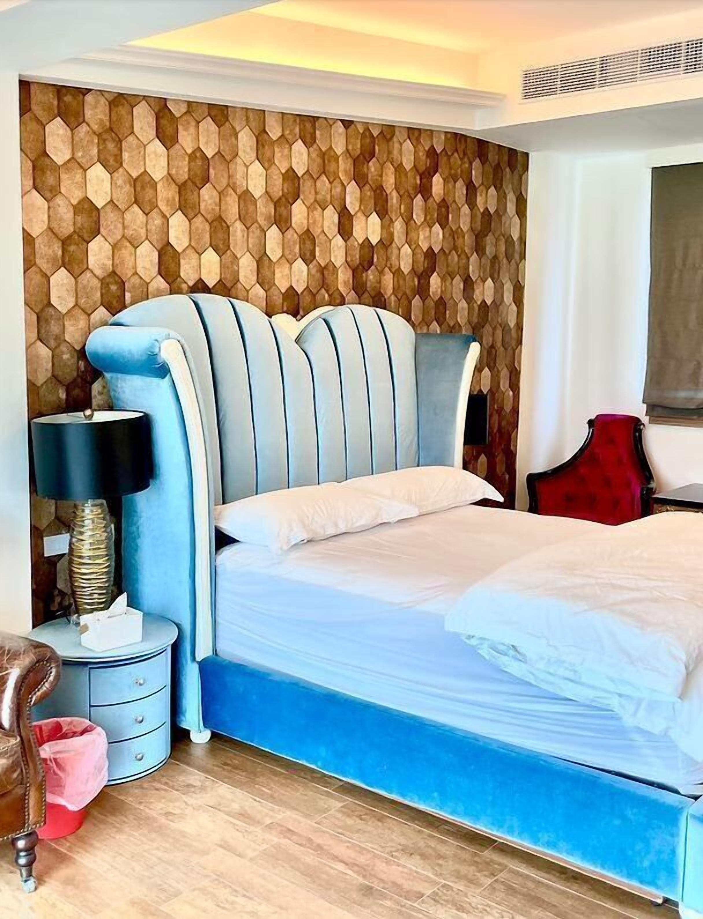 Cortinas blackout, sistema de insonorización y ropa de cama 