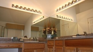 Fridge, microwave, dishwasher, toaster - Stunning 4 bed Villa With own Pool and spa (Davenport)
