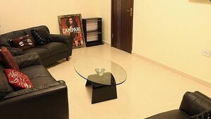 مساحة عمل للكمبيوتر المحمول وواي فاي مجانًا وملاءات أسرّة