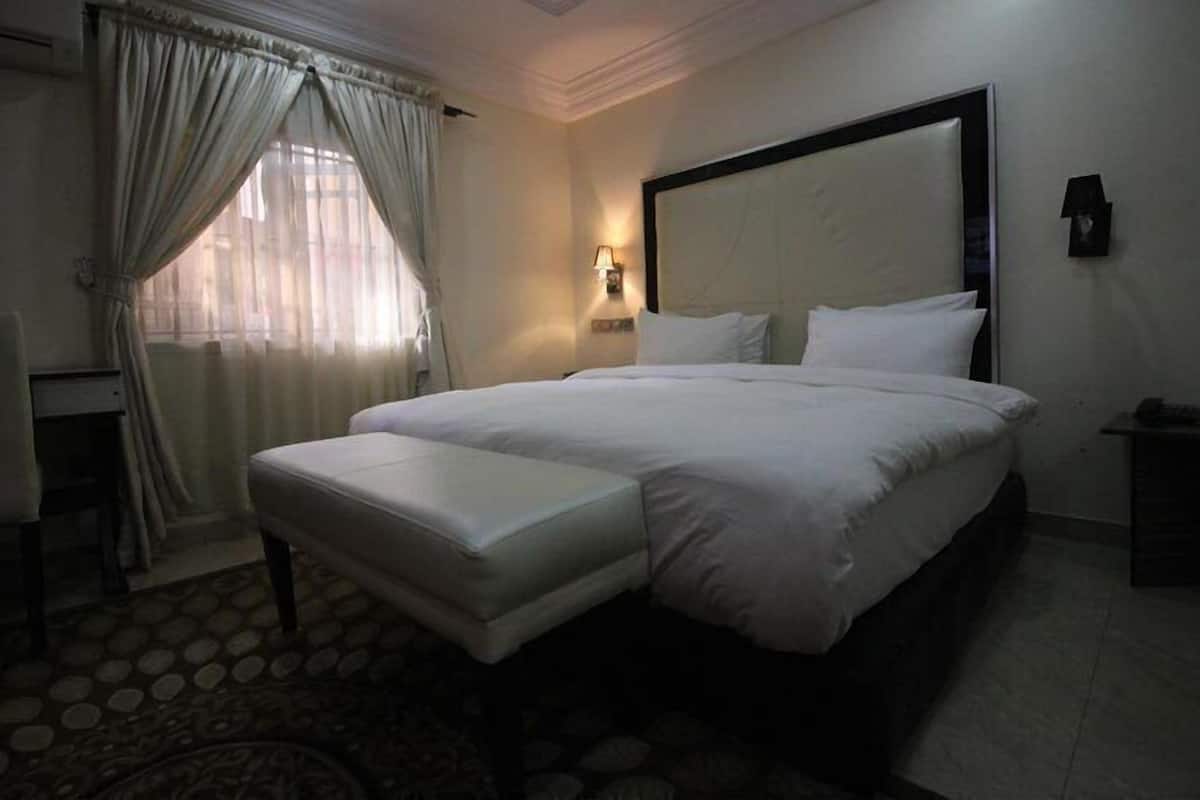 Royal Room | Laptop workspace, free WiFi, bed sheets