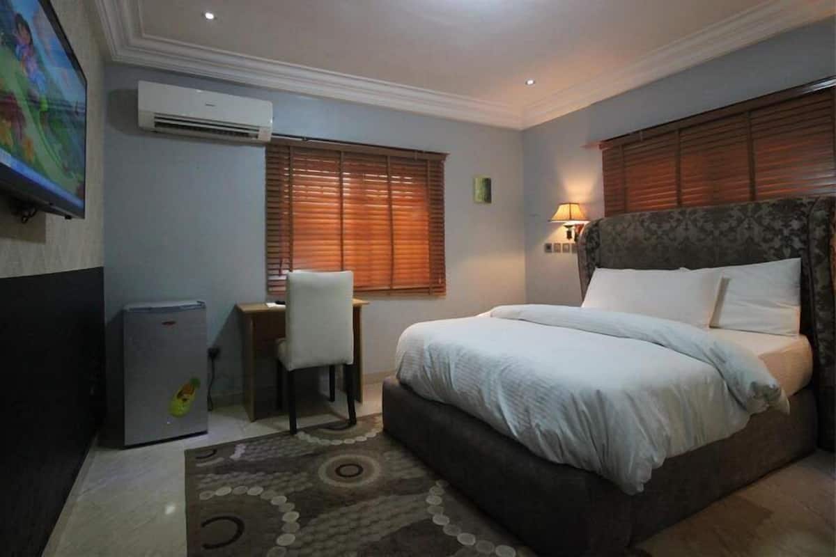 Grand Room | Laptop workspace, free WiFi, bed sheets