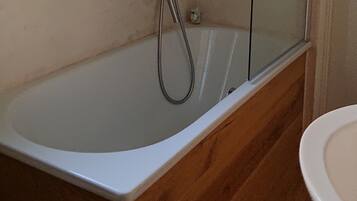 Haartrockner, Handtücher, Seife, Toilettenpapier