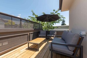 Property grounds - Tree Walk Townhouse | Walk to the Forest with Spa (Rotorua)