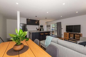 TV - Tree Walk Townhouse | Walk to the Forest with Spa (Rotorua)