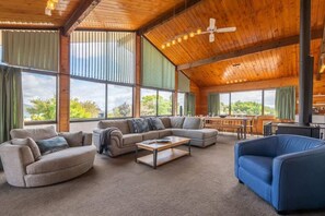 TV, fireplace - Deluxe Redwoods | Huge House with Spa Pool (Rotorua)