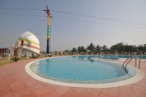 Una piscina al aire libre