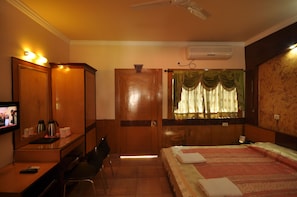Muebles diferentes, camas plegables/adicionales y ropa de cama