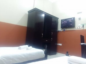 Twin Room | Television - Five Continents Hotel (Sur)