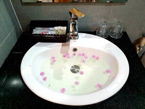 Căn hộ Deluxe | Chậu rửa trong phòng tắm