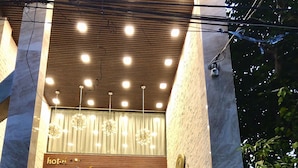 A hotel entrance with a sign reading "Yen Vang". - Yen Vang Hotel & Apartment (Nha Trang)