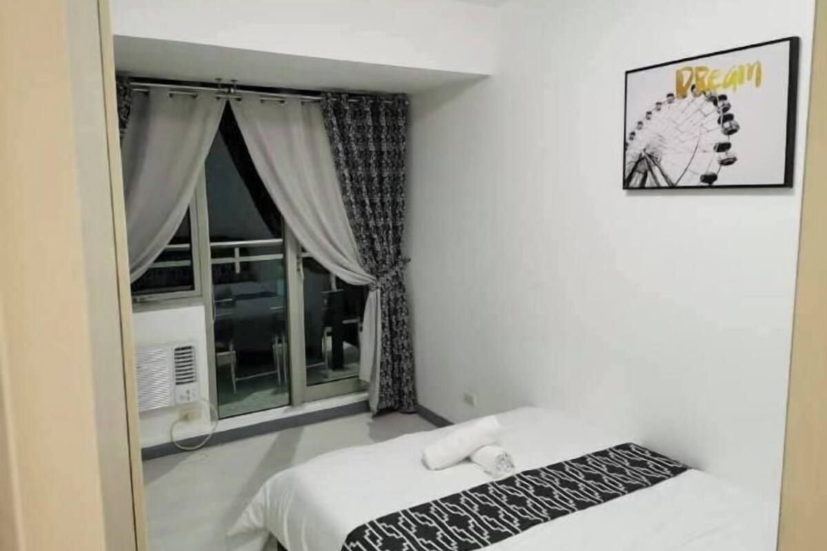 1 bedroom, individually decorated, individually furnished