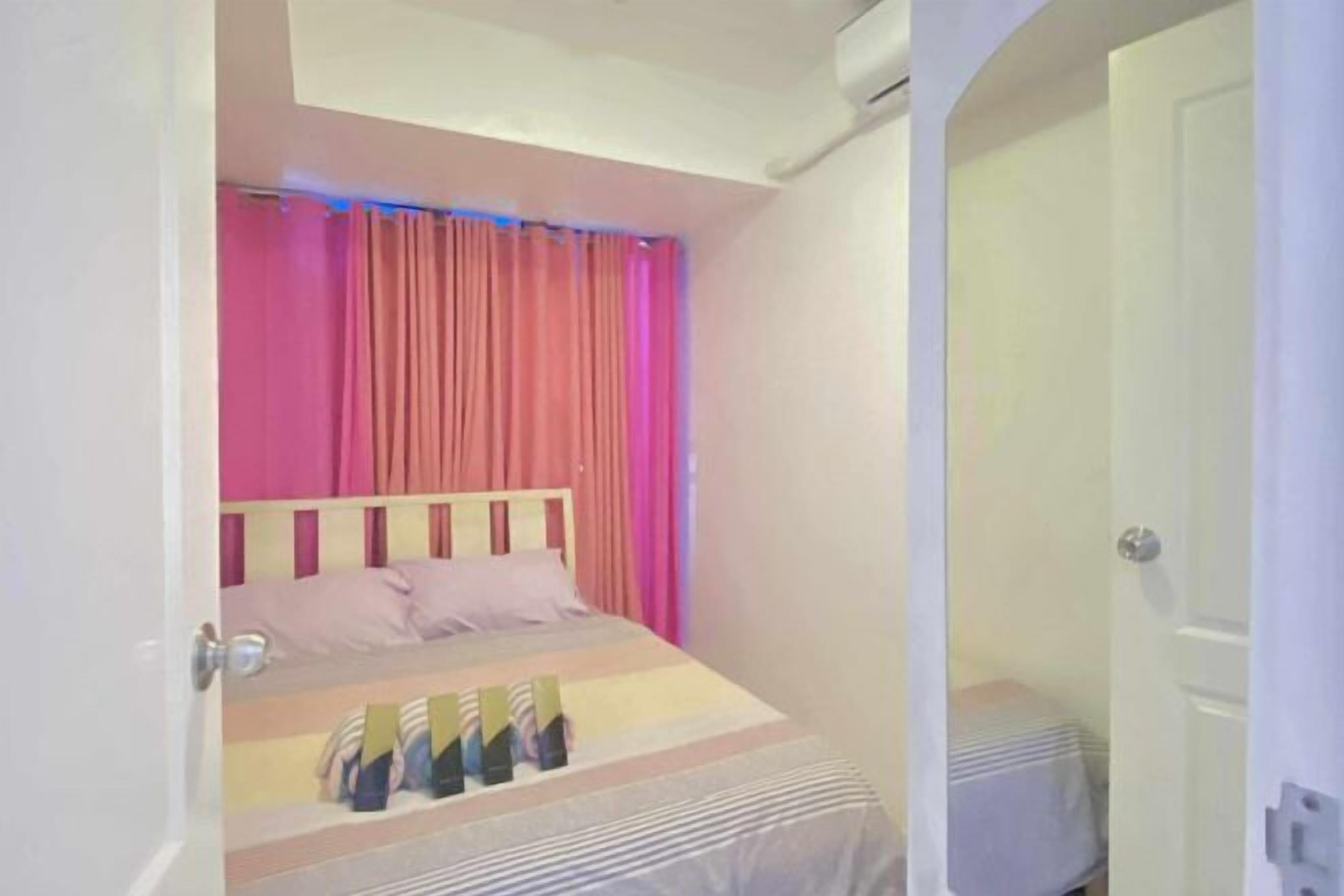 Individually decorated, individually furnished, laptop workspace