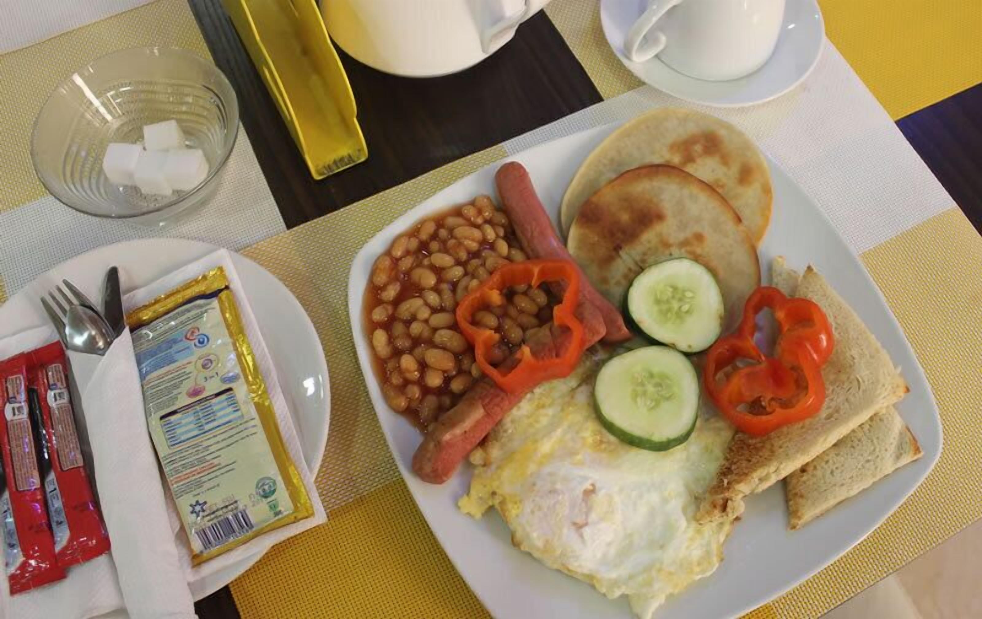 Se sirven desayunos, almuerzos y cenas; cocina local e internacional