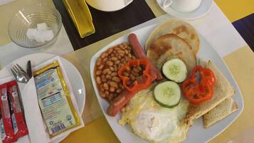 Se sirven desayunos, almuerzos y cenas; cocina local e internacional