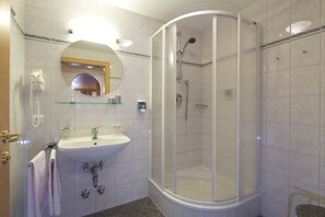 Doppia Basic, 1 camera da letto, non fumatori, vista montagna | Bagno | Asciugamani