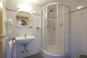 Basic Double Room, 1 Bedroom, Non Smoking, Mountain View | Bathroom | Towels
