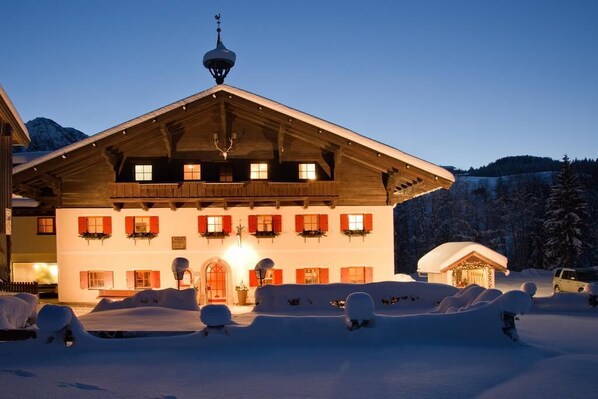 Fachada del alojamiento - Noche