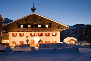 Fachada de la propiedad por la tarde o noche