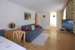 经典公寓式客房, 1 张双人床 | 起居区 | 电视