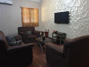 Desk, laptop workspace, free WiFi, bed sheets - Hano Hotels And Suites (Port Harcourt)