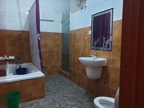 Combined shower/bathtub, towels, soap, toilet paper - Hano Hotels And Suites (Port Harcourt)