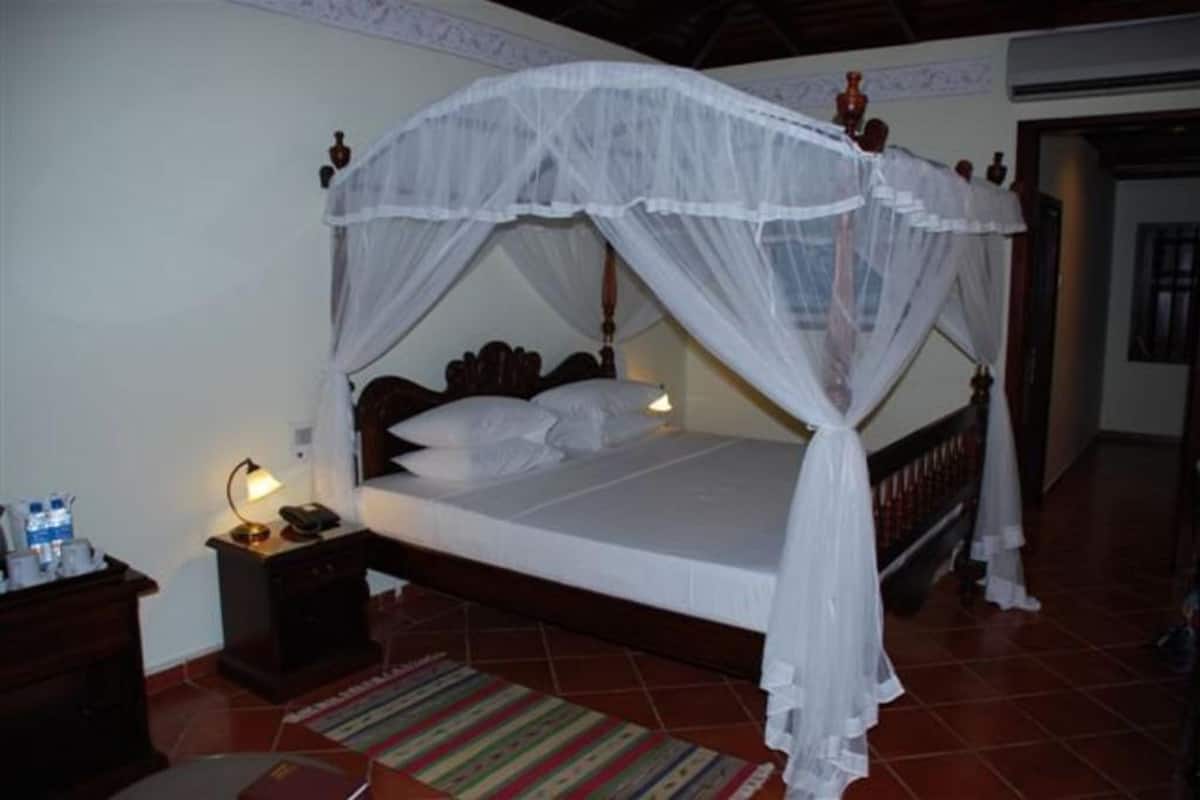 Caja fuerte, tabla de planchar con plancha, ropa de cama