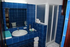 Shower, rainfall showerhead, towels - Palm Garden Village (Anuradhapura)